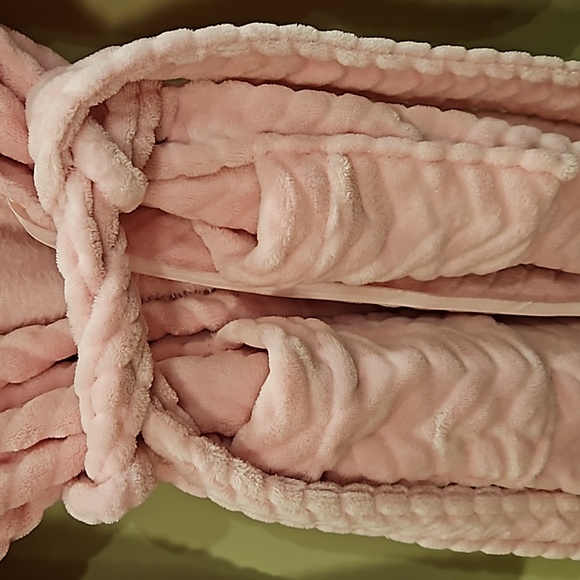 Soft pink robe - Picture 4 of 4